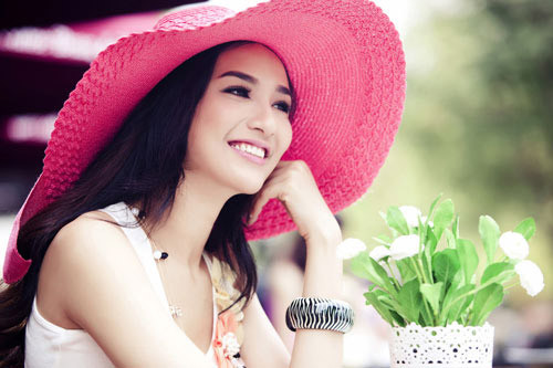 Ngọc Diễm Với món phụ trang màu hồng, tông trang điểm đồng màu giúp cô khoe vẻ trẻ trung, tươi tắn. Ngọc Diễm Với món phụ trang màu hồng, tông trang điểm đồng màu giúp cô khoe vẻ trẻ trung, tươi tắn.