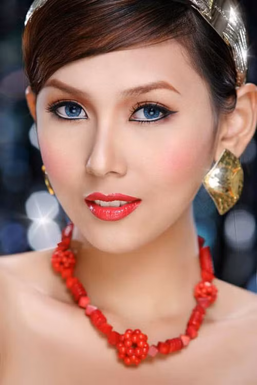 Võ Hoàng Yến chọn màu son đỏ là rất phù hợp với phụ kiện là chiếc vòng cổ cùng màu đỏ.