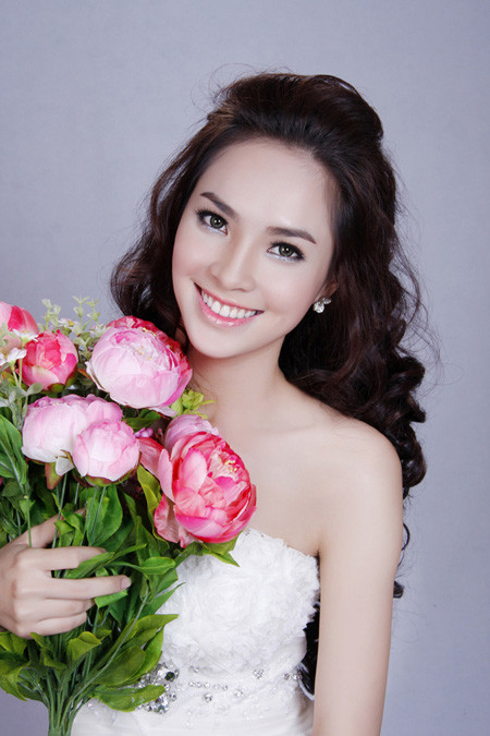 Kim Phượng ngọt ngào với đôi môi tô hồng phía trong. Kim Phượng ngọt ngào với đôi môi tô hồng phía trong.