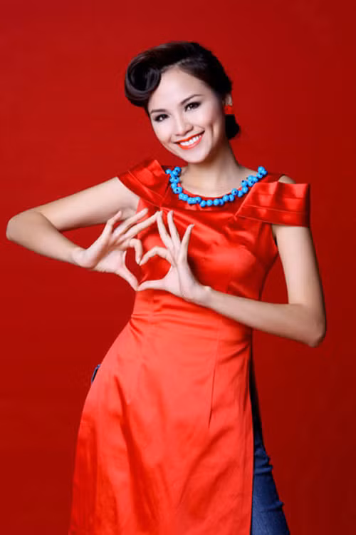 Chọn màu son môi phù hợp với trang phục nên Diễm Hương trông rất ngọt ngào.