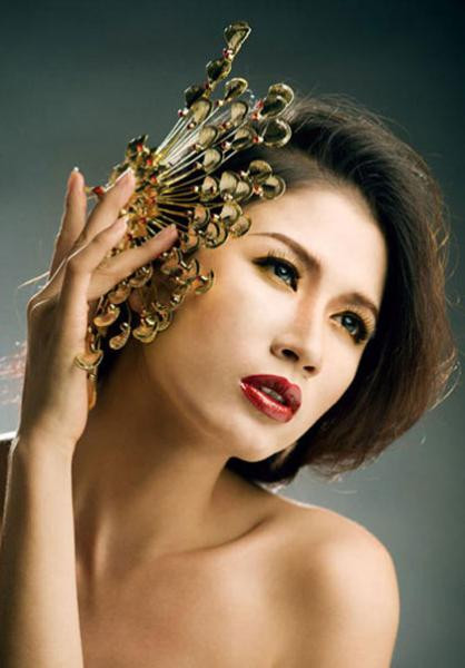 Trang Trần có vẻ đẹp bí ẩn Á đông khi kết hợp phấn mắt màu vàng đồng với son đỏ đậm. Trang Trần có vẻ đẹp bí ẩn Á đông khi kết hợp phấn mắt màu vàng đồng với son đỏ đậm.