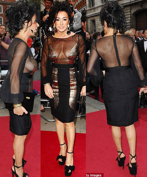 Ngôi sao già 50 tuổi Nancy Dell'Olio vẫn táo bạo diện ren khoe ngực mướp. Chẳng đẹp đẽ gì nhưng xem ra cô vẫn rất tự tin trước ống kính.