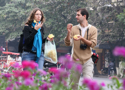 Vừa đi vừa ăn: Nhiều người (đặc biệt là dân văn phòng) do buổi sáng không có thời gian nên tranh thủ vừa ăn vừa đi bộ hoặc ăn khi chờ xe buýt.... Đây là một thói quen không có lợi cho cơ quan tiêu hóa, nhất là tăng nguy cơ đau dạ dày. Vừa đi vừa ăn: Nhiều người (đặc biệt là dân văn phòng) do buổi sáng không có thời gian nên tranh thủ vừa ăn vừa đi bộ hoặc ăn khi chờ xe buýt.... Đây là một thói quen không có lợi cho cơ quan tiêu hóa, nhất là tăng nguy cơ đau dạ dày.