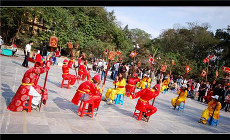 Hằng năm, cứ vào ngày mùng 4-6 Tết, người dân xã Tiên Phương lại mở hội chùa với nhiều hoạt động phong phú như: lễ dâng hương; phần hội với nhiều trò chơi dân gian như thổi cỗ chùa, thi oản chuối, múa rối nước, đánh cờ người, cờ tướng, hát quan họ… thu hút hàng nghìn lượt khách từ khắp mọi nơi đễn lễ Phật, lễ Thánh và du xuân (Ảnh: Internet) . Hằng năm, cứ vào ngày mùng 4-6 Tết, người dân xã Tiên Phương lại mở hội chùa với nhiều hoạt động phong phú như: lễ dâng hương; phần hội với nhiều trò chơi dân gian như thổi cỗ chùa, thi oản chuối, múa rối nước, đánh cờ người, cờ tướng, hát quan họ… thu hút hàng nghìn lượt khách từ khắp mọi nơi đễn lễ Phật, lễ Thánh và du xuân (Ảnh: Internet) .