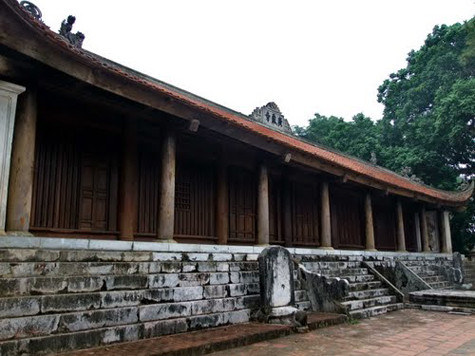 Từ tam quan – gác chuông đi theo trục tâm qua khoảng sân hẹp, vượt 27 bậc đá lên sân chùa, giữa sân kê chiếc sập đá có đặt một bát hương. Leo tiếp thêm 7 bậc đá nữa, bạn sẽ lên đến thềm chùa, hoặc đi theo lối trái sân theo đường dọc hành lang để vào sân trong của chùa với các khu nhà phụ (nhà khách, phòng tăng…) rồi lên khu Tam bảo từ phía sau nhà hậu đường (Ảnh: Internet) . Từ tam quan – gác chuông đi theo trục tâm qua khoảng sân hẹp, vượt 27 bậc đá lên sân chùa, giữa sân kê chiếc sập đá có đặt một bát hương. Leo tiếp thêm 7 bậc đá nữa, bạn sẽ lên đến thềm chùa, hoặc đi theo lối trái sân theo đường dọc hành lang để vào sân trong của chùa với các khu nhà phụ (nhà khách, phòng tăng…) rồi lên khu Tam bảo từ phía sau nhà hậu đường (Ảnh: Internet) .