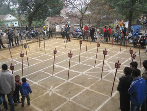 Hằng năm, cứ vào ngày mùng 4-6 Tết, người dân xã Tiên Phương lại mở hội chùa với nhiều hoạt động phong phú như: lễ dâng hương; phần hội với nhiều trò chơi dân gian như thổi cỗ chùa, thi oản chuối, múa rối nước, đánh cờ người, cờ tướng, hát quan họ… thu hút hàng nghìn lượt khách từ khắp mọi nơi đễn lễ Phật, lễ Thánh và du xuân (Ảnh: Internet) . Hằng năm, cứ vào ngày mùng 4-6 Tết, người dân xã Tiên Phương lại mở hội chùa với nhiều hoạt động phong phú như: lễ dâng hương; phần hội với nhiều trò chơi dân gian như thổi cỗ chùa, thi oản chuối, múa rối nước, đánh cờ người, cờ tướng, hát quan họ… thu hút hàng nghìn lượt khách từ khắp mọi nơi đễn lễ Phật, lễ Thánh và du xuân (Ảnh: Internet) .