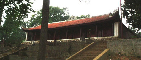 Ngoài ra, khoảng sân sau thượng điện trước hậu đường dựng tòa Phương đình treo cả trống và khánh, cũng là chỗ cho du khách nghỉ chân ngắm cảnh xung quanh. Từng ấy công trình ở hai khu chính và phụ gắn bó với nhau theo hai không gian đạo và đời, khác nhau nhưng lại hòa quyện thống nhất dàn khắp đỉnh đồi (Ảnh: Internet) . Ngoài ra, khoảng sân sau thượng điện trước hậu đường dựng tòa Phương đình treo cả trống và khánh, cũng là chỗ cho du khách nghỉ chân ngắm cảnh xung quanh. Từng ấy công trình ở hai khu chính và phụ gắn bó với nhau theo hai không gian đạo và đời, khác nhau nhưng lại hòa quyện thống nhất dàn khắp đỉnh đồi (Ảnh: Internet) .