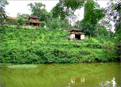 Ngôi chùa nằm trên quả đồi, được thiết kế theo kiểu "nội công ngoại quốc" khá đặc biệt. Ngôi chùa nằm trên quả đồi, được thiết kế theo kiểu "nội công ngoại quốc" khá đặc biệt.