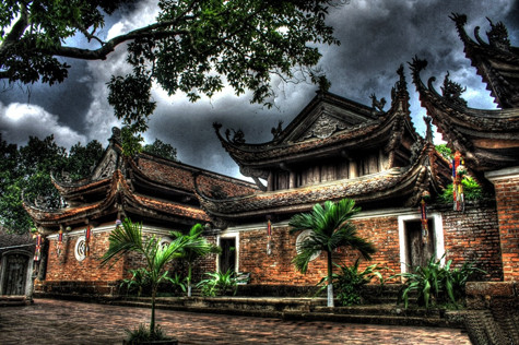 Từ tam quan – gác chuông đi theo trục tâm qua khoảng sân hẹp, vượt 27 bậc đá lên sân chùa, giữa sân kê chiếc sập đá có đặt một bát hương. Leo tiếp thêm 7 bậc đá nữa, bạn sẽ lên đến thềm chùa, hoặc đi theo lối trái sân theo đường dọc hành lang để vào sân trong của chùa với các khu nhà phụ (nhà khách, phòng tăng…) rồi lên khu Tam bảo từ phía sau nhà hậu đường (Ảnh: Internet) . Từ tam quan – gác chuông đi theo trục tâm qua khoảng sân hẹp, vượt 27 bậc đá lên sân chùa, giữa sân kê chiếc sập đá có đặt một bát hương. Leo tiếp thêm 7 bậc đá nữa, bạn sẽ lên đến thềm chùa, hoặc đi theo lối trái sân theo đường dọc hành lang để vào sân trong của chùa với các khu nhà phụ (nhà khách, phòng tăng…) rồi lên khu Tam bảo từ phía sau nhà hậu đường (Ảnh: Internet) .