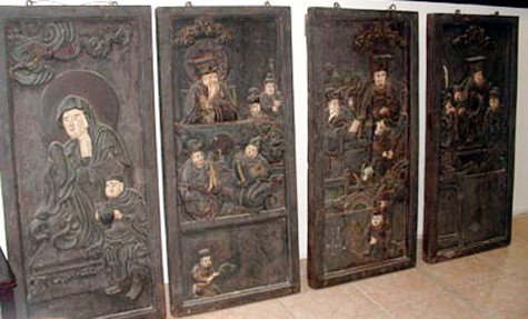 Một trong những bảo vật ghi nhận giá trị lịch sử của chùa Trăm Gian chính là bộ tranh có tên "Thập diện Diêm Vương". Những bức tranh cổ này được tạc bằng gỗ mít, trải quả thời gian hàng trăm năm đã lên màu đen bóng. Nội dung trên mỗi bức tranh thường là phần trên Phán quan ngồi giữa, hai bên có người hoặc quỷ sứ đứng hầu để xét hỏi tội, phần dưới là các tầng địa ngục mà tội nhân phải nhận các án phạt như đeo gông, trói, chặt đầu và bỏ vào vạc dầu (Ảnh: Internet) . Một trong những bảo vật ghi nhận giá trị lịch sử của chùa Trăm Gian chính là bộ tranh có tên "Thập diện Diêm Vương". Những bức tranh cổ này được tạc bằng gỗ mít, trải quả thời gian hàng trăm năm đã lên màu đen bóng. Nội dung trên mỗi bức tranh thường là phần trên Phán quan ngồi giữa, hai bên có người hoặc quỷ sứ đứng hầu để xét hỏi tội, phần dưới là các tầng địa ngục mà tội nhân phải nhận các án phạt như đeo gông, trói, chặt đầu và bỏ vào vạc dầu (Ảnh: Internet) .