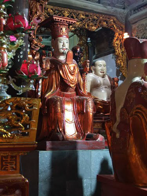 Trong số tượng hậu Phật, chùa Trăm Gian nổi lên tượng Đô đốc Đặng Tiến Đông – một quan võ ở thời Tây Sơn, sau chiến công đánh thắng quân Thanh đầu xuân Kỷ Dậu (1789) đã về quê đóng góp vào việc tu bổ chùa, được tạc tượng chân dung thờ ở chùa ngay khi còn sống, tương truyền giống đến mức khi bước vào chùa, người xem không phân biệt được người hay tượng (Ảnh: Internet) . Trong số tượng hậu Phật, chùa Trăm Gian nổi lên tượng Đô đốc Đặng Tiến Đông – một quan võ ở thời Tây Sơn, sau chiến công đánh thắng quân Thanh đầu xuân Kỷ Dậu (1789) đã về quê đóng góp vào việc tu bổ chùa, được tạc tượng chân dung thờ ở chùa ngay khi còn sống, tương truyền giống đến mức khi bước vào chùa, người xem không phân biệt được người hay tượng (Ảnh: Internet) .