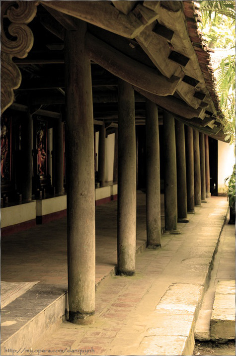 Dọc các gian tả và hữu hai bên chùa Trăm Gian là nơi phụng thờ các vị La hán được chạm khắc tinh xảo trên các bức phù điêu (Ảnh: Internet) . Dọc các gian tả và hữu hai bên chùa Trăm Gian là nơi phụng thờ các vị La hán được chạm khắc tinh xảo trên các bức phù điêu (Ảnh: Internet) .