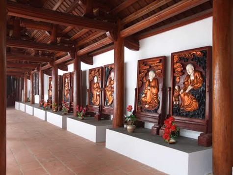 Dọc các gian tả và hữu hai bên chùa Trăm Gian là nơi phụng thờ các vị La hán được chạm khắc tinh xảo trên các bức phù điêu. Dọc các gian tả và hữu hai bên chùa Trăm Gian là nơi phụng thờ các vị La hán được chạm khắc tinh xảo trên các bức phù điêu.