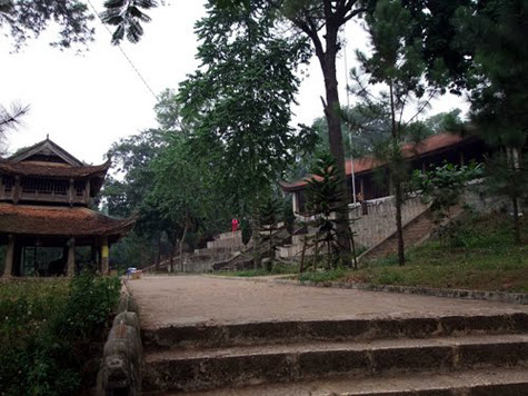 Tam quan nằm trên trục tâm của khu Tam bảo, gác chuông chùa Trăm Gian là một trong số ít gác chuông cổ còn lại đến nay, có nhiều hình chạm rồng xen lẫn mây lửa với kiến trúc mặt bằng vuông, hai tầng tám mái với nhiều hoa đao uốn hắt lên khiến công trình như một bông sen khổng lồ thanh thoát (Ảnh: Internet) . Tam quan nằm trên trục tâm của khu Tam bảo, gác chuông chùa Trăm Gian là một trong số ít gác chuông cổ còn lại đến nay, có nhiều hình chạm rồng xen lẫn mây lửa với kiến trúc mặt bằng vuông, hai tầng tám mái với nhiều hoa đao uốn hắt lên khiến công trình như một bông sen khổng lồ thanh thoát (Ảnh: Internet) .