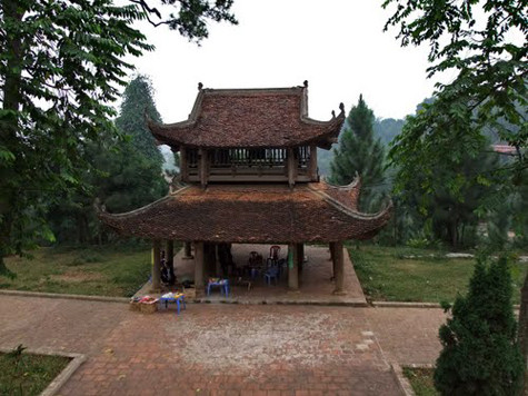 Tam quan nằm trên trục tâm của khu Tam bảo, gác chuông chùa Trăm Gian là một trong số ít gác chuông cổ còn lại đến nay, có nhiều hình chạm rồng xen lẫn mây lửa với kiến trúc mặt bằng vuông, hai tầng tám mái với nhiều hoa đao uốn hắt lên khiến công trình như một bông sen khổng lồ thanh thoát (Ảnh: Internet) . Tam quan nằm trên trục tâm của khu Tam bảo, gác chuông chùa Trăm Gian là một trong số ít gác chuông cổ còn lại đến nay, có nhiều hình chạm rồng xen lẫn mây lửa với kiến trúc mặt bằng vuông, hai tầng tám mái với nhiều hoa đao uốn hắt lên khiến công trình như một bông sen khổng lồ thanh thoát (Ảnh: Internet) .