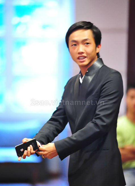 Mỗi khi xuất hiện ở đâu, doanh nhân Nguyễn Quốc Cường luôn nhận được sự chú ý của công chúng cũng như sự quan tâm đặc biệt của báo giới (Ảnh: Internet). Mỗi khi xuất hiện ở đâu, doanh nhân Nguyễn Quốc Cường luôn nhận được sự chú ý của công chúng cũng như sự quan tâm đặc biệt của báo giới (Ảnh: Internet).