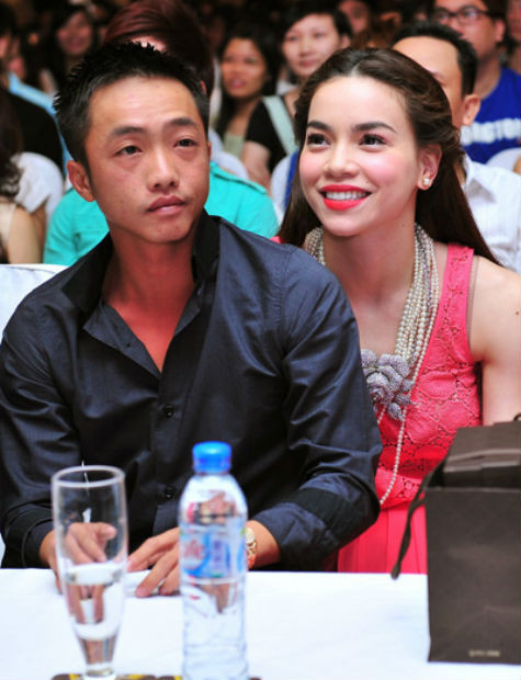 Trong đời tư, doanh nhân trẻ tuổi Nguyễn Quốc Cường, Phó tổng giám đốc công ty Quốc Cường Gia Lai là một cái tên rất nổi tiếng trong mối quan hệ với ca sỹ Hồ Ngọc Hà (Ảnh: Internet). Trong đời tư, doanh nhân trẻ tuổi Nguyễn Quốc Cường, Phó tổng giám đốc công ty Quốc Cường Gia Lai là một cái tên rất nổi tiếng trong mối quan hệ với ca sỹ Hồ Ngọc Hà (Ảnh: Internet).