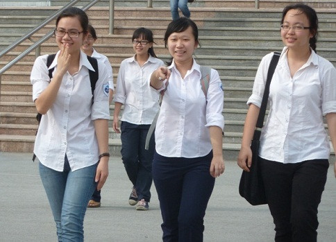 Thí sinh cười tươi, hò hét vì môn ngoại ngữ khá dễ