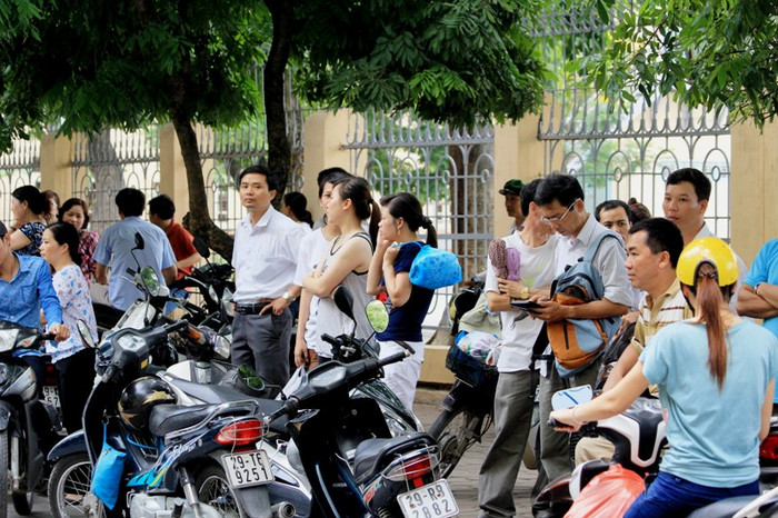 Nhiều phụ huynh cho biết, chủ yếu đưa con ra Hà Nội dự thi các trường chuyên thành phố để cho con có được cọ xát trước khi về thi trường chuyên của tỉnh. Nhiều phụ huynh cho biết, chủ yếu đưa con ra Hà Nội dự thi các trường chuyên thành phố để cho con có được cọ xát trước khi về thi trường chuyên của tỉnh.