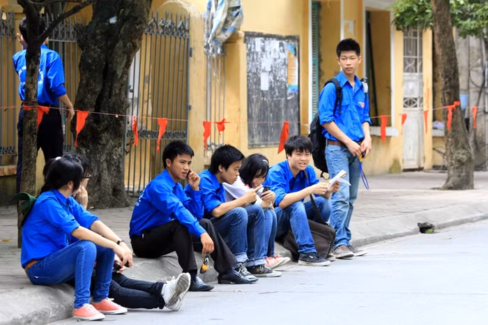 Lực lượng tình nguyện đã sẵn sàng trợ giúp người nhà cũng như thí sinh dự thi. Ngoài ta còn điều tiết giao thông quanh khu vực thi.