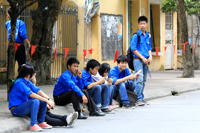 Lực lượng tình nguyện đã sẵn sàng trợ giúp người nhà cũng như thí sinh dự thi. Ngoài ta còn điều tiết giao thông quanh khu vực thi. Lực lượng tình nguyện đã sẵn sàng trợ giúp người nhà cũng như thí sinh dự thi. Ngoài ta còn điều tiết giao thông quanh khu vực thi.