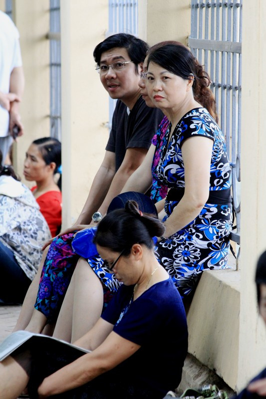 Phụ huynh đứng ngồi không yên. Phụ huynh đứng ngồi không yên.