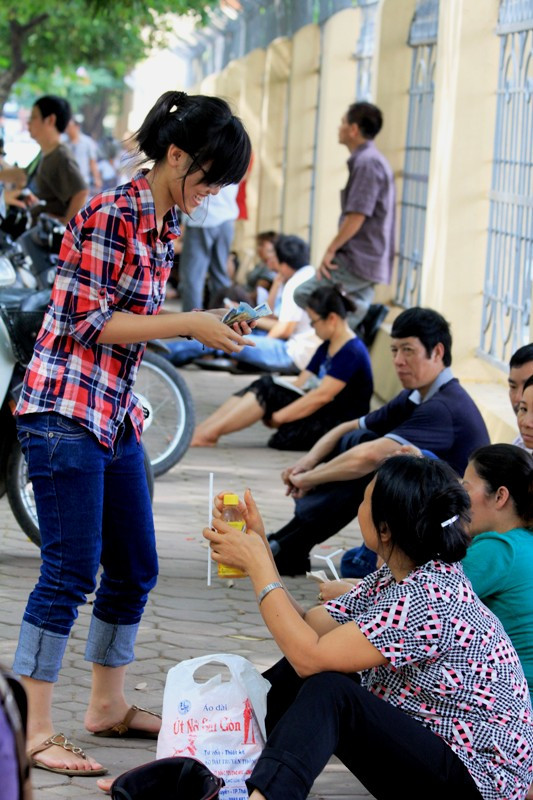 Những học sinh tình nguyện của trường Chuyên sư phạm tranh thủ “tiếp nước” cho các phụ huynh trong lúc chờ con. Những học sinh tình nguyện của trường Chuyên sư phạm tranh thủ “tiếp nước” cho các phụ huynh trong lúc chờ con.