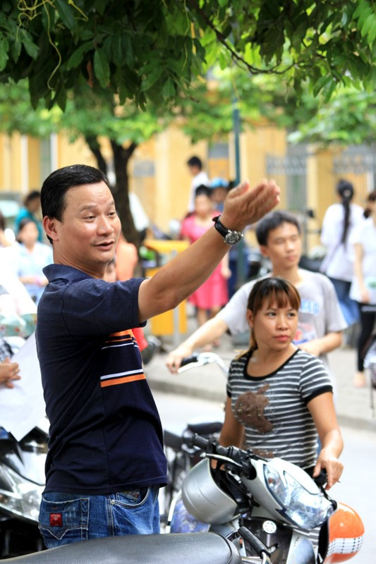 Một phụ huynh gọi con từ đằng xa Một phụ huynh gọi con từ đằng xa