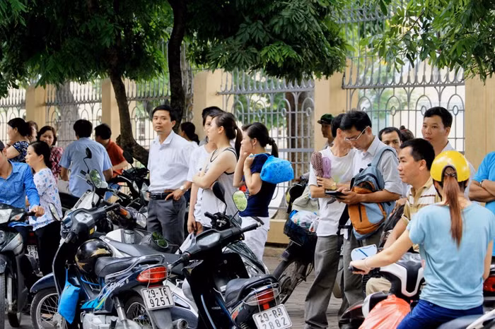 Nhiều phụ huynh cho biết, chủ yếu đưa con ra Hà Nội dự thi các trường chuyên thành phố để cho con có được cọ xát trước khi về thi trường chuyên của tỉnh.