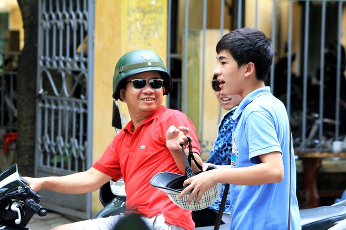 Buổi thi môn Toán kết thúc, thí sinh bày tỏ tâm trạng với người nhà. Buổi thi môn Toán kết thúc, thí sinh bày tỏ tâm trạng với người nhà.