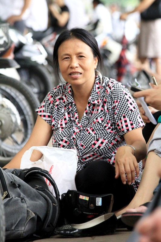 Một phụ huynh khăn gói từ quê ra Hà Nội đưa con đi thi. Một phụ huynh khăn gói từ quê ra Hà Nội đưa con đi thi.