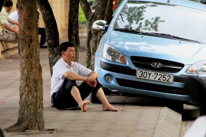 Thí sinh dự thi môn Toán với thời lượng 120 phút. Trong thời gian làm bài, nhiều phụ “vật vờ” chờ con dưới tiết trời oi bức buổi sáng. Thí sinh dự thi môn Toán với thời lượng 120 phút. Trong thời gian làm bài, nhiều phụ “vật vờ” chờ con dưới tiết trời oi bức buổi sáng.