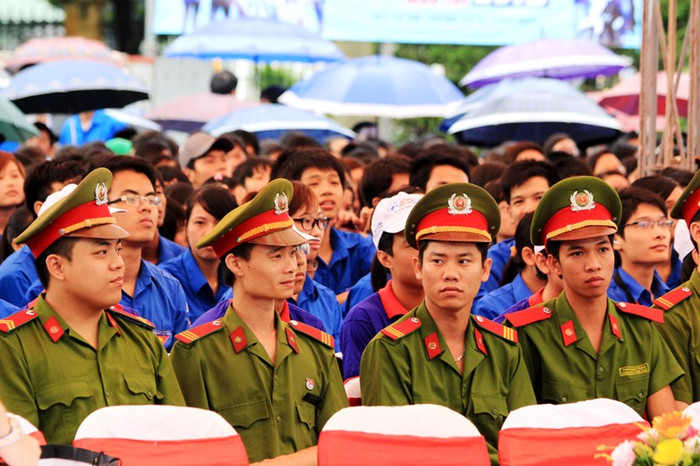 Tiếp sức mùa thi năm nay có nhiều tình nguyên viên là thanh niên công an tham gia Tiếp sức mùa thi.