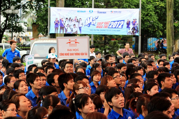 Theo đó, chương trình Tiếp sức mùa thi 2012 tiến hành tại các tỉnh, thành: Hà Nội, TP Hồ Chí Minh, Thái Nguyên, Hải Dương, Hải Phòng, Nam Định, Nghệ An, Thừa Thiên Huế, Đà Nẵng, Bình Định, Đắc Lăk, Cần Thơ.