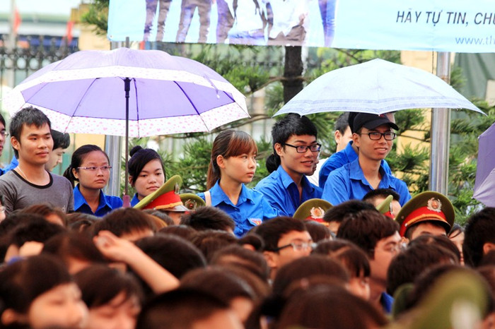 Tư vấn qua website: www.hotrosinhvien.vn, www.facebook.com/tiepsucmuathi2012, www.mezing.vn/tiepsucmuathi.nam2012, www.thienlonggroup.com. Mở tổng đài hỗ trợ sinh viên cho khu vực TP Hồ Chí Minh 19006836 (2.000đ/phút).