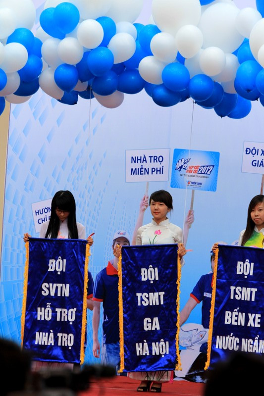 Các đội sinh viên tình nguyện tại cac bến xe sẽ túc trực để hỗ trợ thí sinh và người nhà thí sinh.