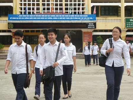 Các thí sinh tươi cười sau khi kết thúc môn Toán Các thí sinh tươi cười sau khi kết thúc môn Toán