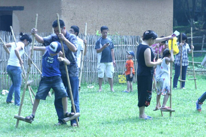 Những hình ảnh tương phản về cuộc sống của các em thiếu nhi thành thị và nông thôn. Những hình ảnh tương phản về cuộc sống của các em thiếu nhi thành thị và nông thôn.