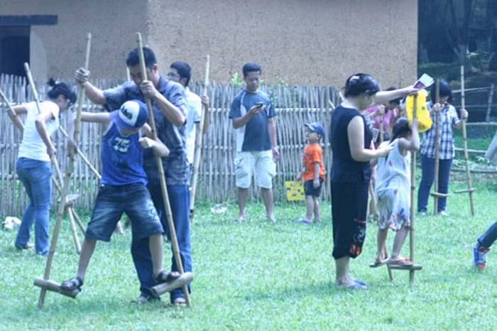 Những hình ảnh tương phản về cuộc sống của các em thiếu nhi thành thị và nông thôn.