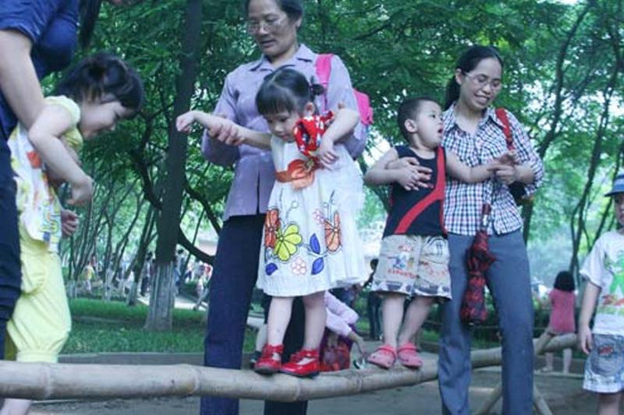Mỗi dịp Tết thiếu nhi trẻ em thành thị được bố mẹ, người thân đưa đi chơi công viên, mua quà Tết. Mỗi dịp Tết thiếu nhi trẻ em thành thị được bố mẹ, người thân đưa đi chơi công viên, mua quà Tết.