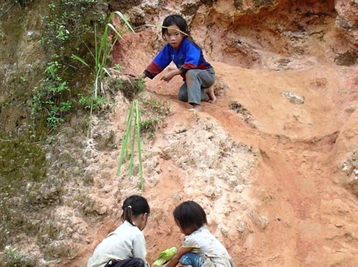 Các em ở nông thôn, miền núi hầu như ít có điều kiện để vui chơi như vậy. Các em ở nông thôn, miền núi hầu như ít có điều kiện để vui chơi như vậy.