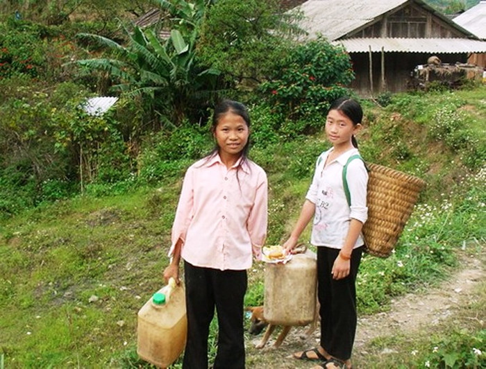 Bằng tuổi, các em ở miền núi phải đi làm giúp đỡ gia đình. Bằng tuổi, các em ở miền núi phải đi làm giúp đỡ gia đình.