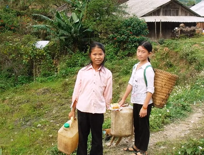 Bằng tuổi, các em ở miền núi phải đi làm giúp đỡ gia đình.