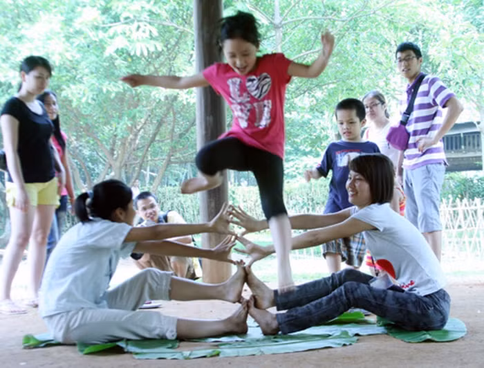 Những ngày Tết thiếu nhi trẻ em thành thị được vui chơi, làm quen với chiều trò mới lạ.