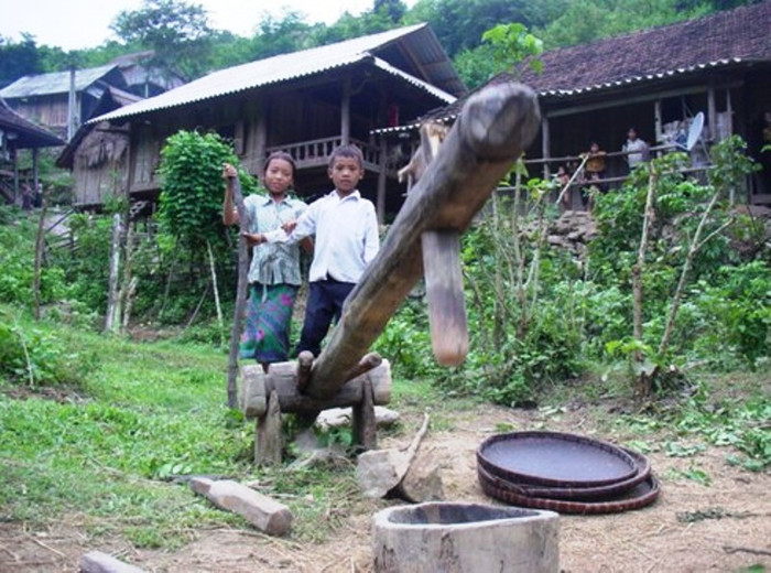 Đối với trẻ em khó khăn các vùng núi, ngay từ nhỏ các em đã được làm quen với công việc. Đối với trẻ em khó khăn các vùng núi, ngay từ nhỏ các em đã được làm quen với công việc.