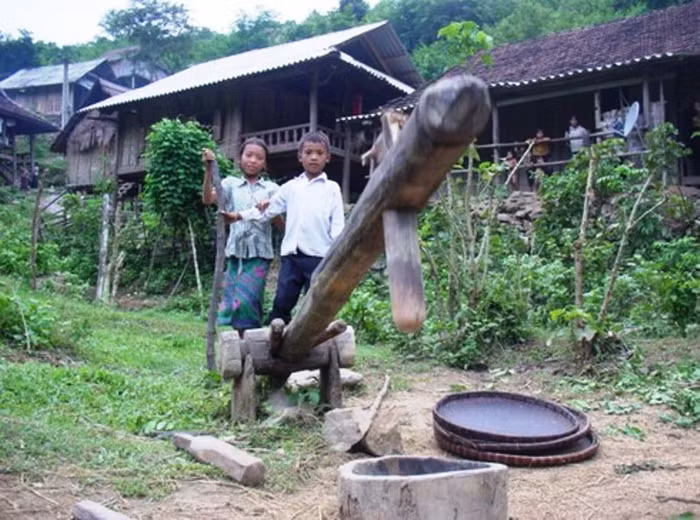 Đối với trẻ em khó khăn các vùng núi, ngay từ nhỏ các em đã được làm quen với công việc.