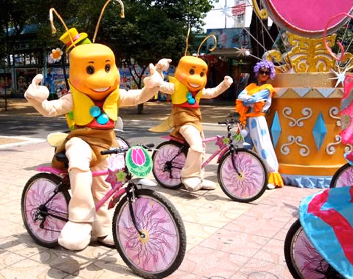 Trẻ em thành phố được vui chơi, đóng vai thành nhiều nhân vật ngộ nghĩnh trong ngày Tết thiếu nhi.