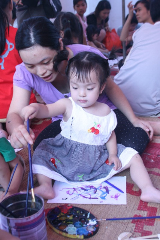 Trẻ em thành thị Tết thiếu nhi là dịp được mẹ đưa đi học vẽ… Trẻ em thành thị Tết thiếu nhi là dịp được mẹ đưa đi học vẽ…