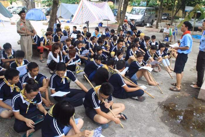 Theo TS Nguyễn Tùng Lâm - Hiệu trưởng Trường THPT DL Đinh Tiên Hoàng, đây là chương trình hoàn toàn mới được áp dụng vào dịp hè năm nay của trường. Chương trình này tiếp tục rèn luyện đạo đức theo tinh thần của cuộc vận động "Học tập, làm theo tấm gương đạo đức Hồ Chí Minh".