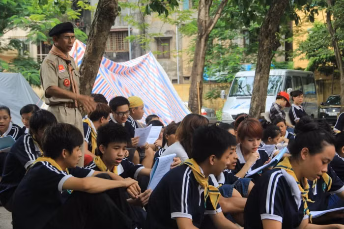 HS Trường THPT DL Đinh Tiên Hoàng được học chương trình giáo dục hè theo phương pháp mới - thực hành giá trị sống, kỹ năng sống theo tấm gương đạo đức Hồ Chí Minh và kết hợp với hoạt động theo phương thức của phương trào Hướng Đạo Sinh (Scouts).